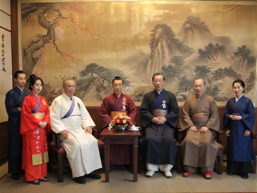 广州一家高端桑拿会所的奢华大堂，采用现代中式风格设计，柔和的灯光营造出温馨舒适的氛围。