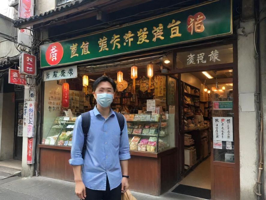 广州街头，年轻人在品尝特色小吃，享受悠闲时光