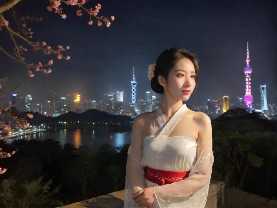 广州一家豪华休闲会所的俯视全景，现代奢华的设计，窗外是璀璨的城市夜景，营造出高端的氛围。