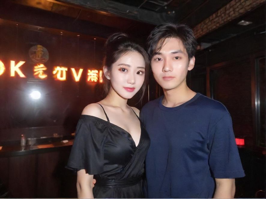 一群年轻人在颛桥KB的包厢里尽情欢唱，享受派对的活力与激情