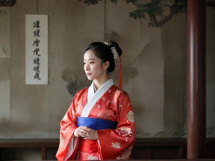 广州九号行馆大堂,宽敞明亮,流露出奢华现代的商务休闲气息。