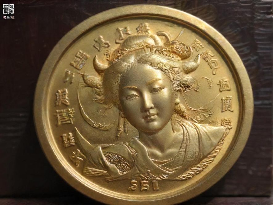 一堆由金属切屑自动压块机制作出的紧实金属压块,堆叠整齐,等待回收,清晰展示了废料经过处理后的高价值形态,背景是忙碌的废料回收站。