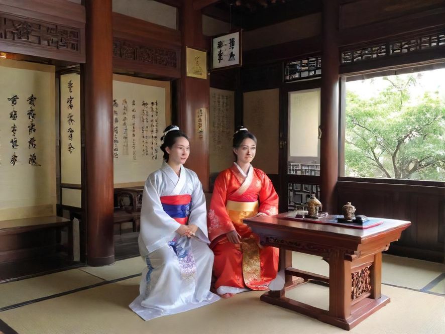 广州海珠区一处高端休闲会所的内部场景,装饰奢华,灯光梦幻,营造出极致放松的氛围。