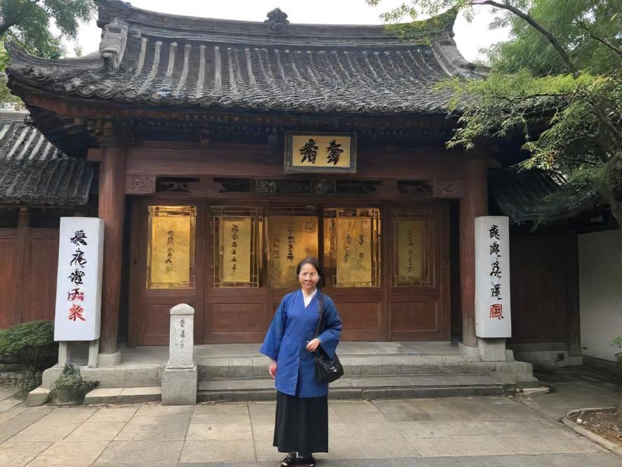 一群年轻人在城市街头享受休闲时光