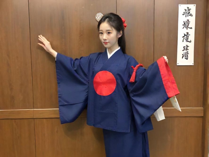 深圳水会内,一位顾客正在享受足疗服务,特写镜头展现了理疗师专业的手法,柔和的灯光和私密的包间营造出极致的舒适感。