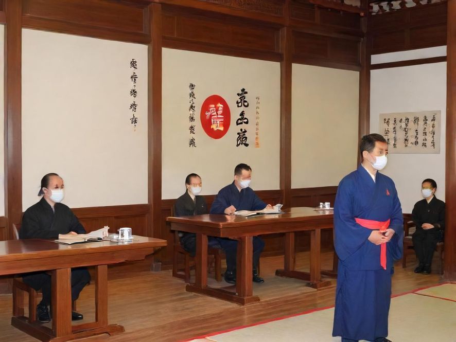 一个宽敞明亮、设计现代简约的豪华桑拿房内部，展现城市高级会所的舒适与格调。