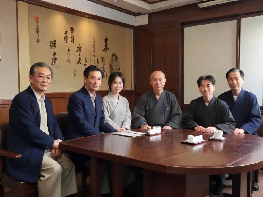 一群年轻人在一个融合了室内咖啡馆和户外露台的场景中,正在开心地聚会玩乐,他们或聊天、或玩游戏,脸上洋溢着轻松愉快的笑容,整体构图宽广,展现出活力四射的社交氛围。